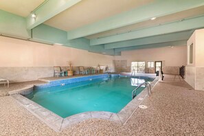 Indoor pool - Best Western Plus Landmark Inn (Laconia)
