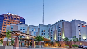 Un hôtel au design moderne, doté d’une entrée couverte, d’un espace extérieur aménagé et d’un parking.