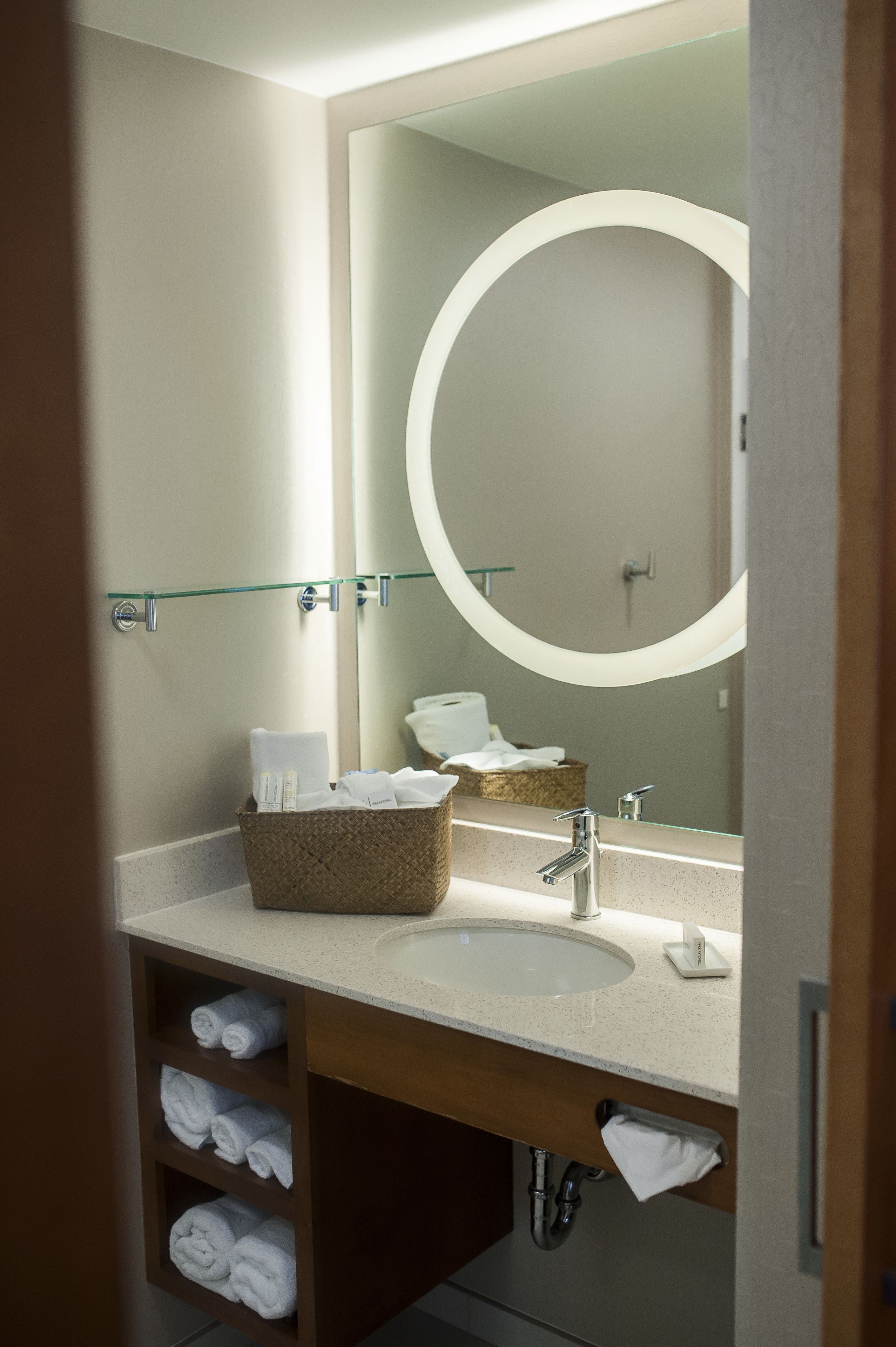 combined shower/bathtub, hair dryer, towels