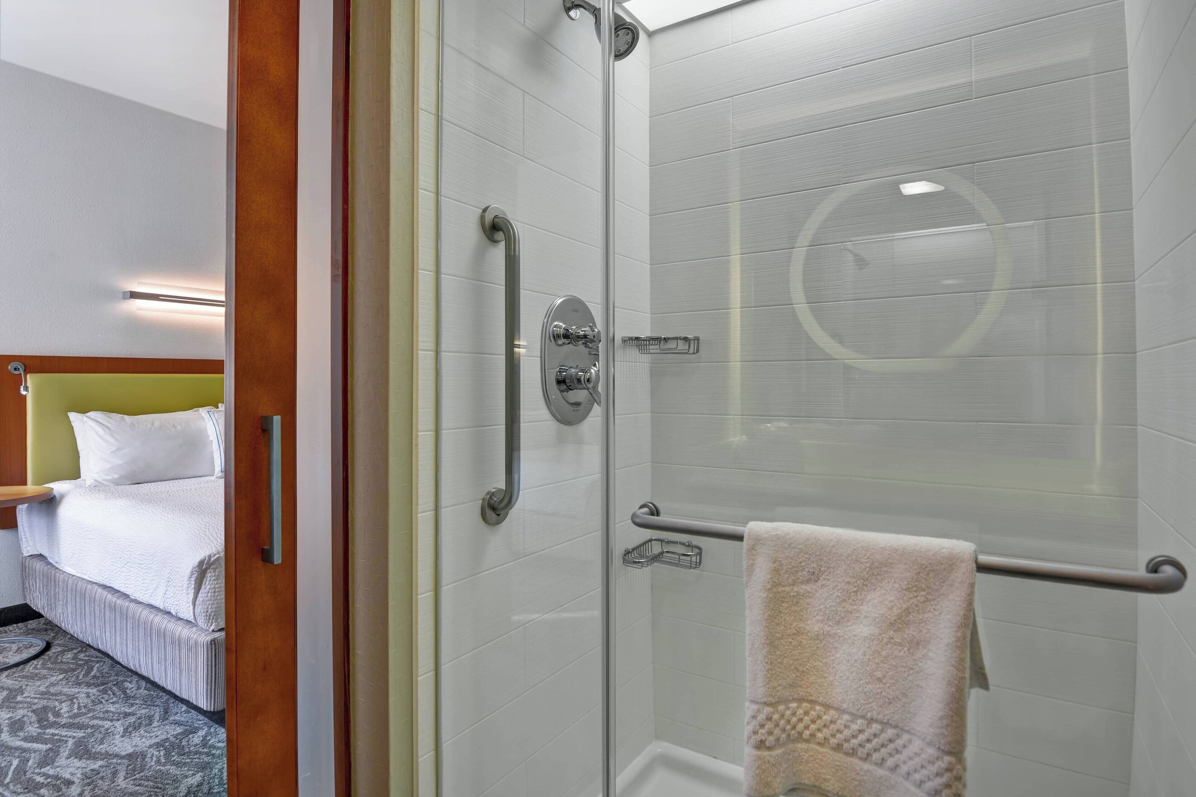 combined shower/bathtub, hair dryer, towels