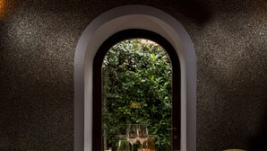 Unclassified image, 5 of 124, button - Sonder Salute Palace (Venice)