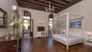 Room - Sonder Salute Palace (Venice)