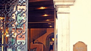Unclassified image, 4 of 169, button - Sonder Salute Palace (Venice)