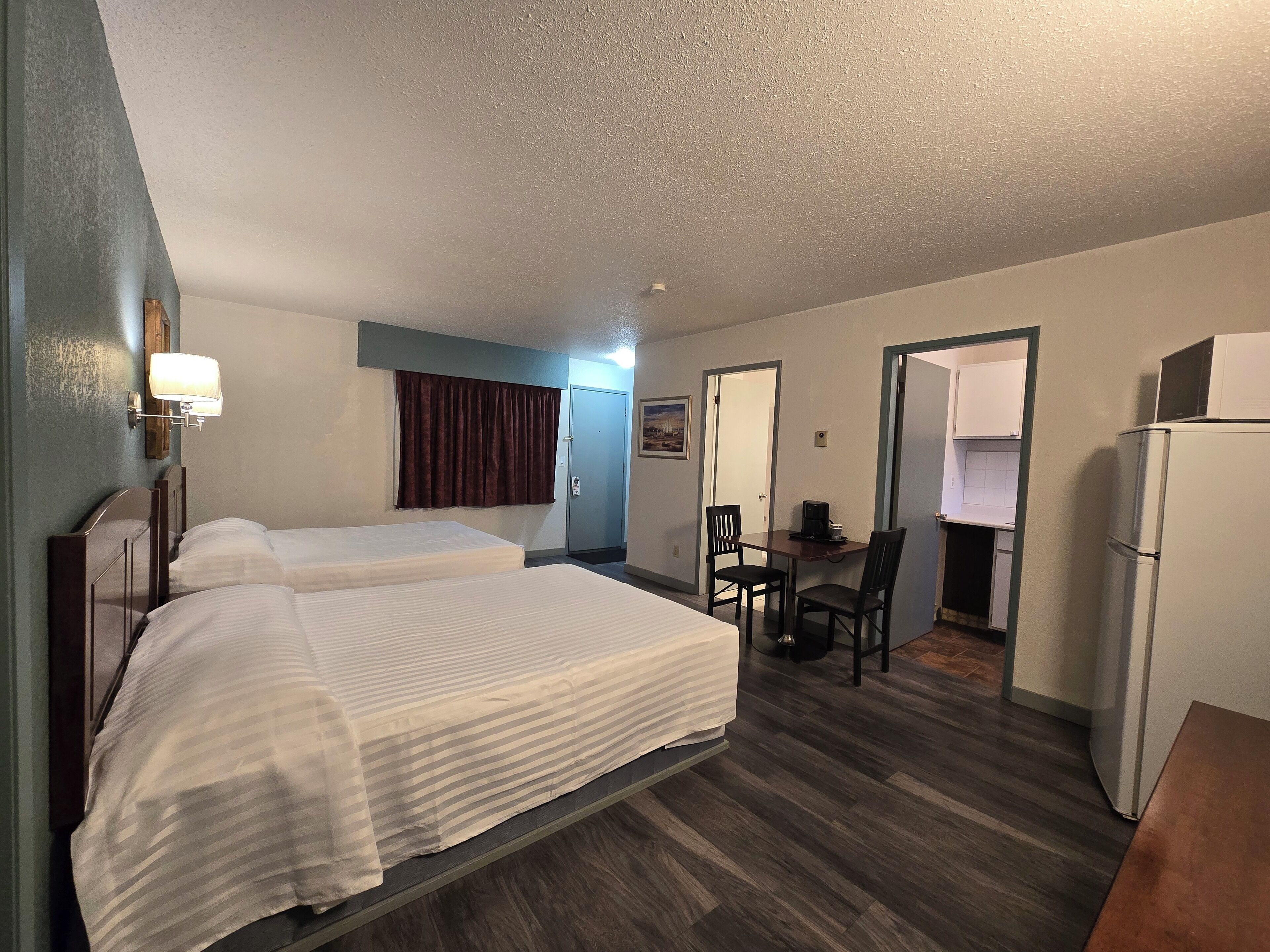 Habitación estándar doble, 2 camas de matrimonio, cocina básica | Sábanas de algodón egipcio y ropa de cama de alta calidad