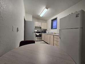 Suite familiar, 2 habitaciones, vista a la montaña, en esquina | Cocina privada | Microondas, cafetera y tetera, congelador y toallas de papel