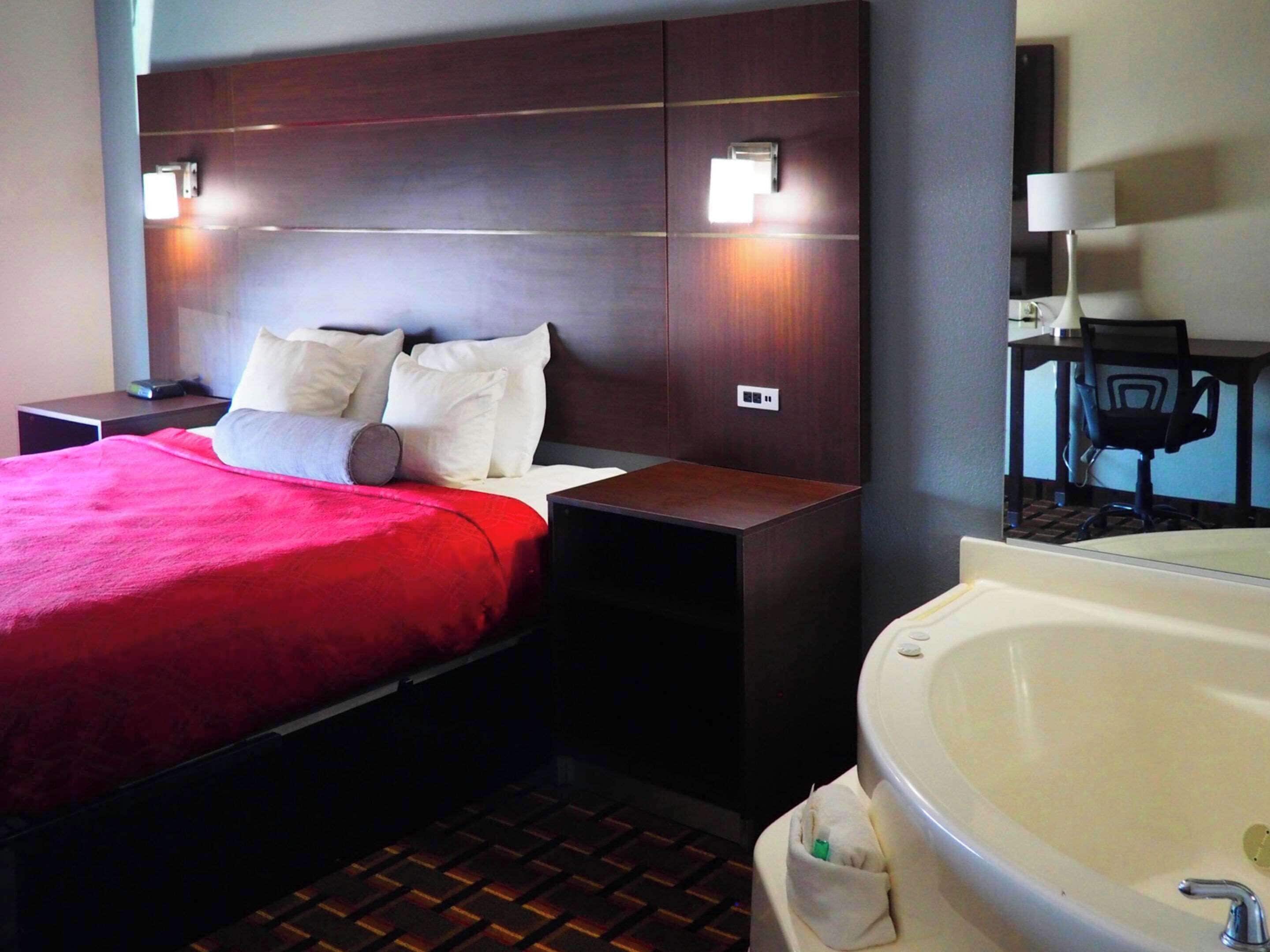 Suíte, 1 cama King, para não fumantes, banheira de imersão | Escrivaninha, espaço de trabalho para notebook