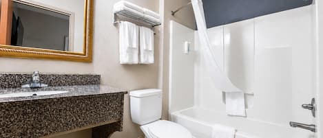 Un baño con lavamanos, inodoro y bañera.
