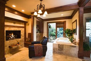 Rosetti | Living room | Flat-screen TV, fireplace