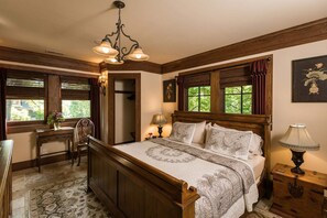 Cloister | Premium bedding, individually decorated, individually furnished - 1900 Inn on Montford (Asheville)