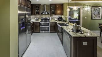 Full-sized fridge, microwave, oven, stovetop
