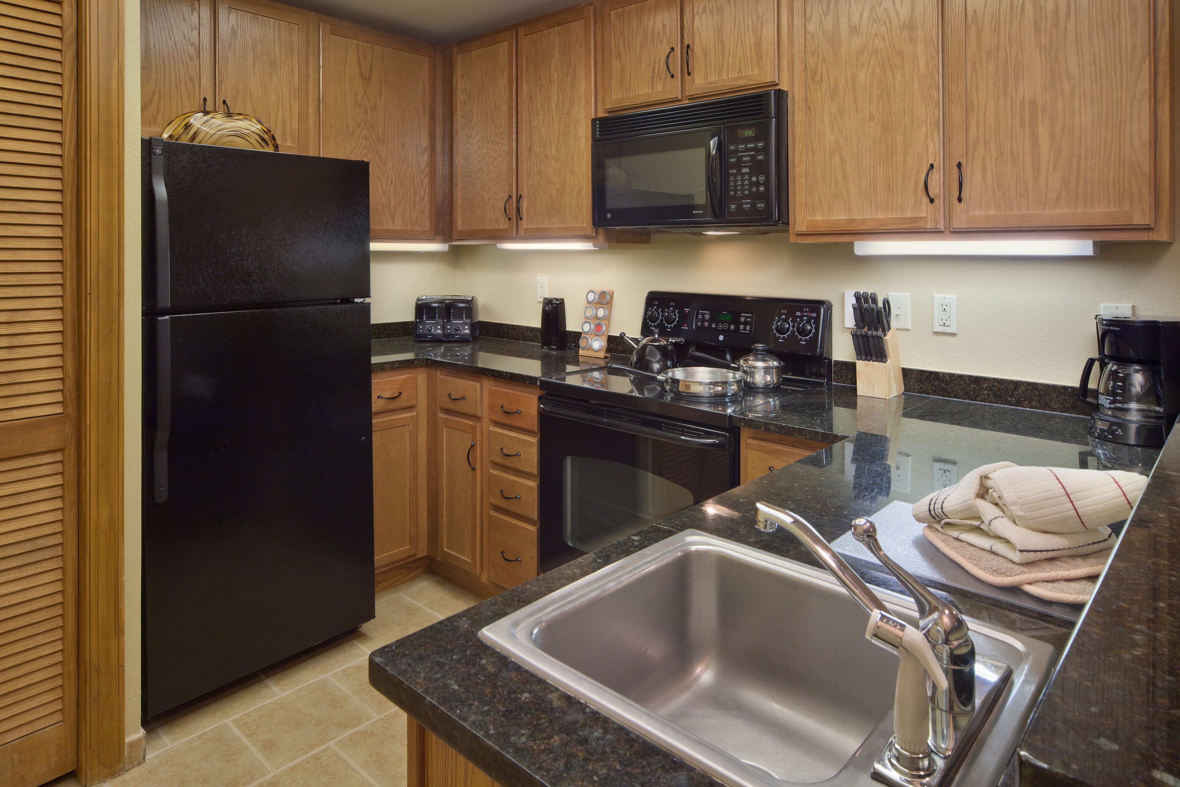 full-sized fridge, microwave, oven, stovetop