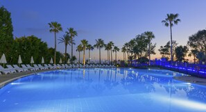 4 outdoor pools