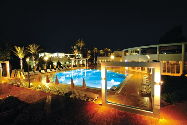 4 outdoor pools