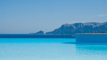 Außenpool, Sonnenschirme, Liegestühle