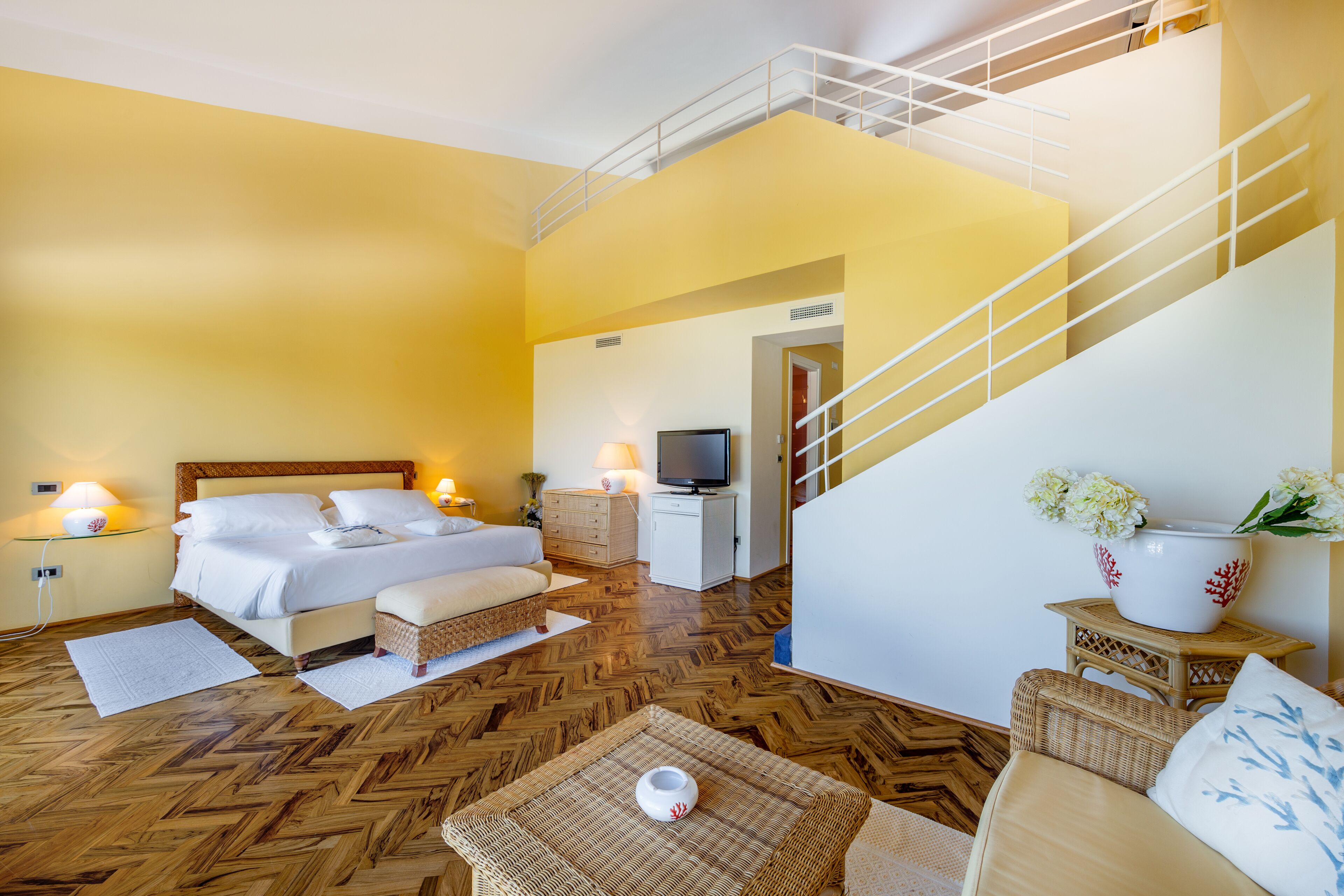 deluxe suite | minibar, in-room safe, blackout curtains, free wifi