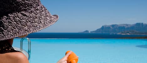 Piscine extérieure, parasols de plage, chaises longues