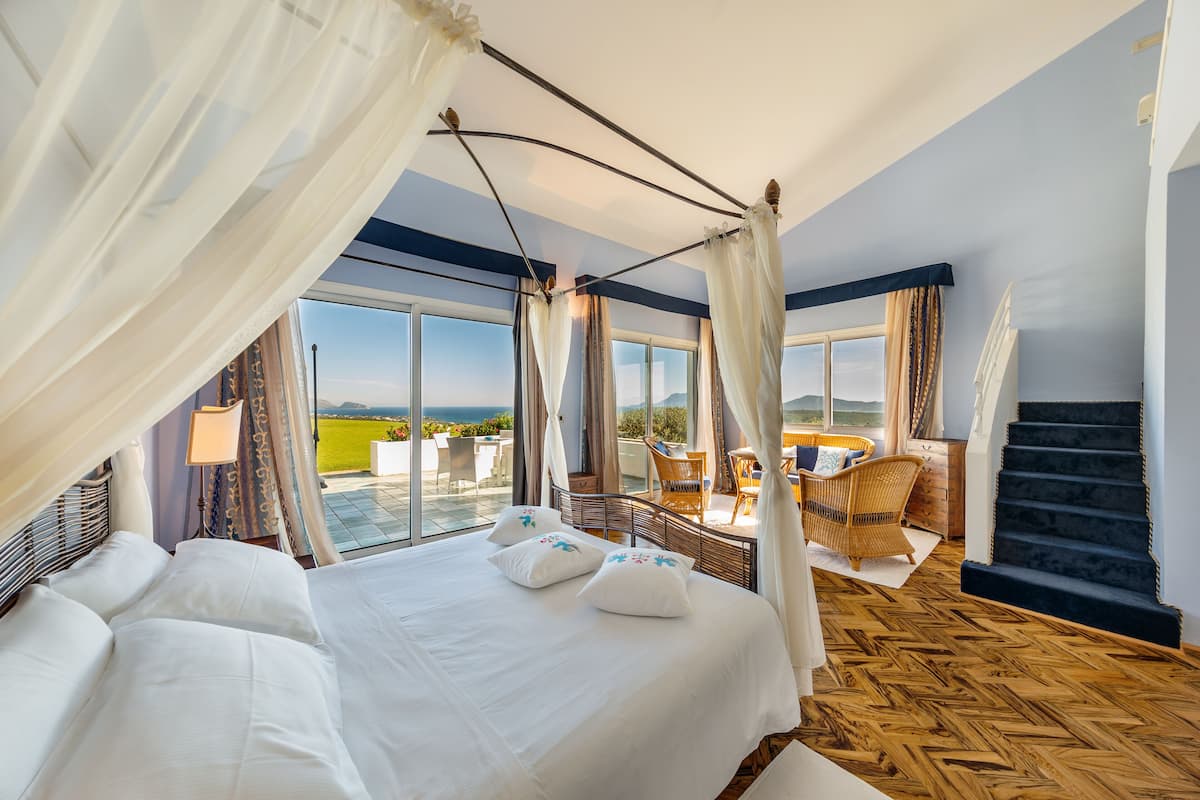 deluxe suite | minibar, in-room safe, blackout curtains, free wifi