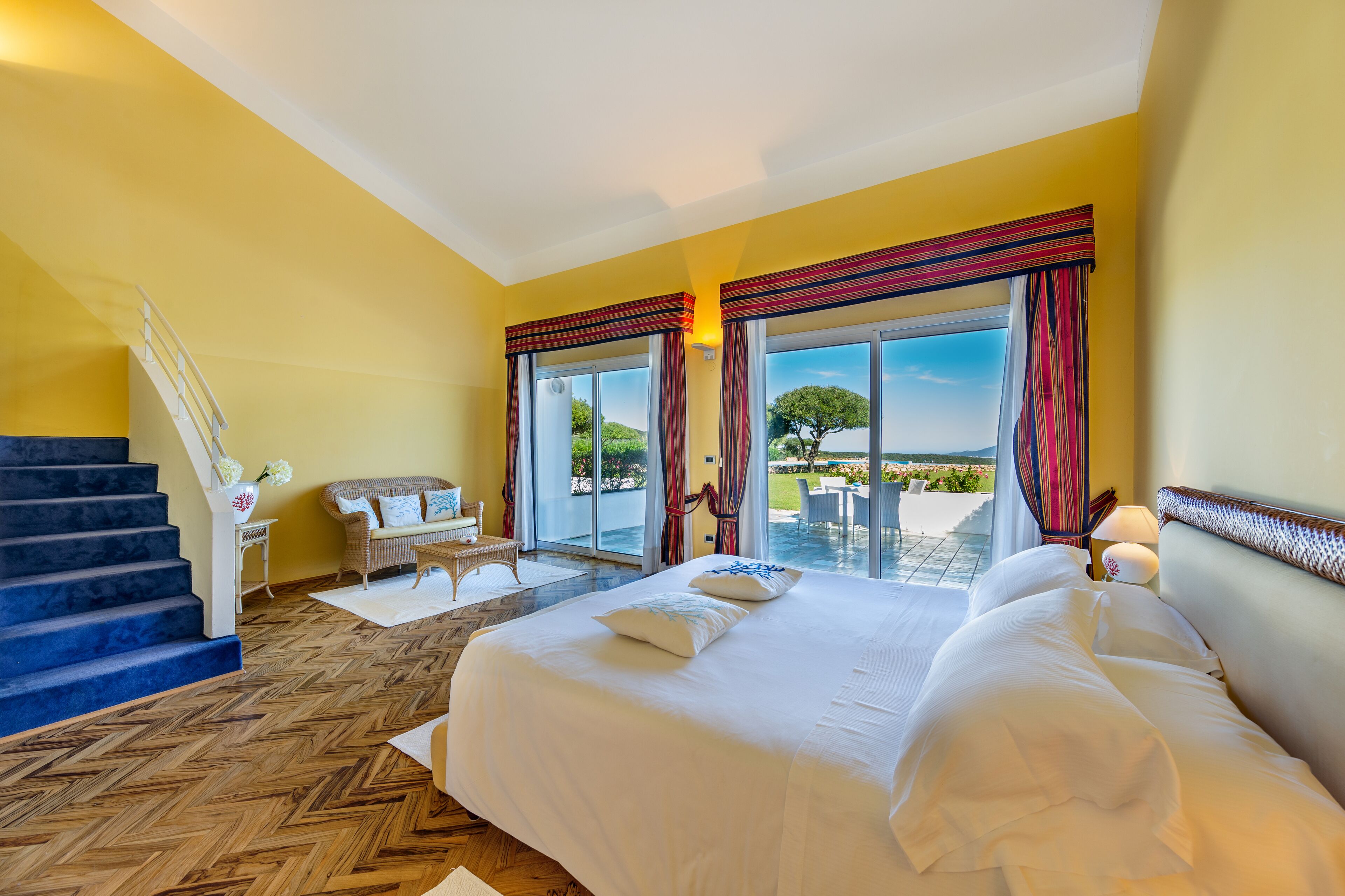 deluxe suite | minibar, in-room safe, blackout curtains, free wifi