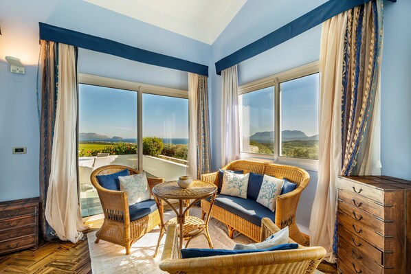 Deluxe Suite | Living room