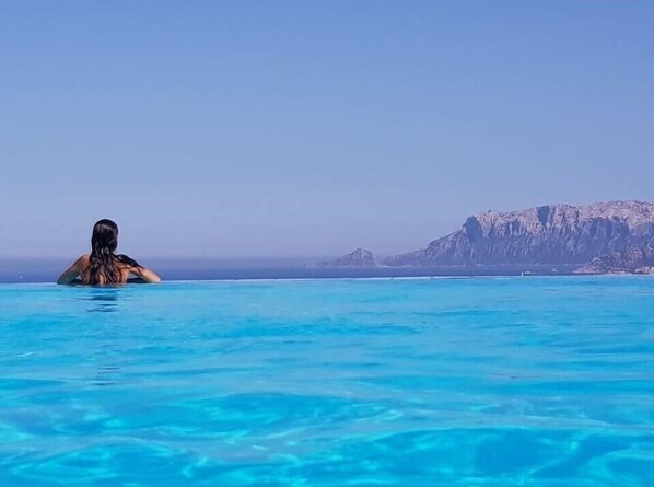 室外游泳池,提供泳池遮陽傘和日光浴躺椅