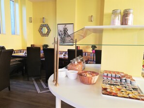 Daily buffet breakfast (EUR 15 per person) - Hotel Central Heidelberg (Heidelberg)