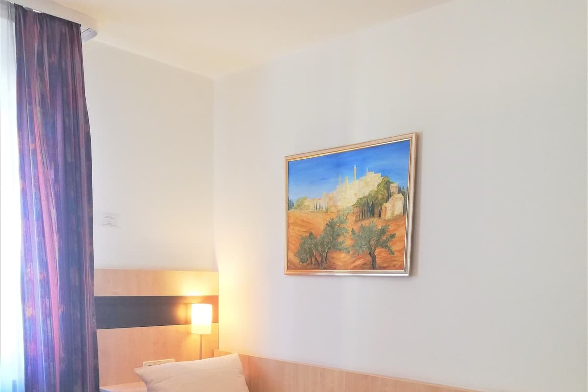 Single Room | Desk, cots/infant beds, rollaway beds, free WiFi