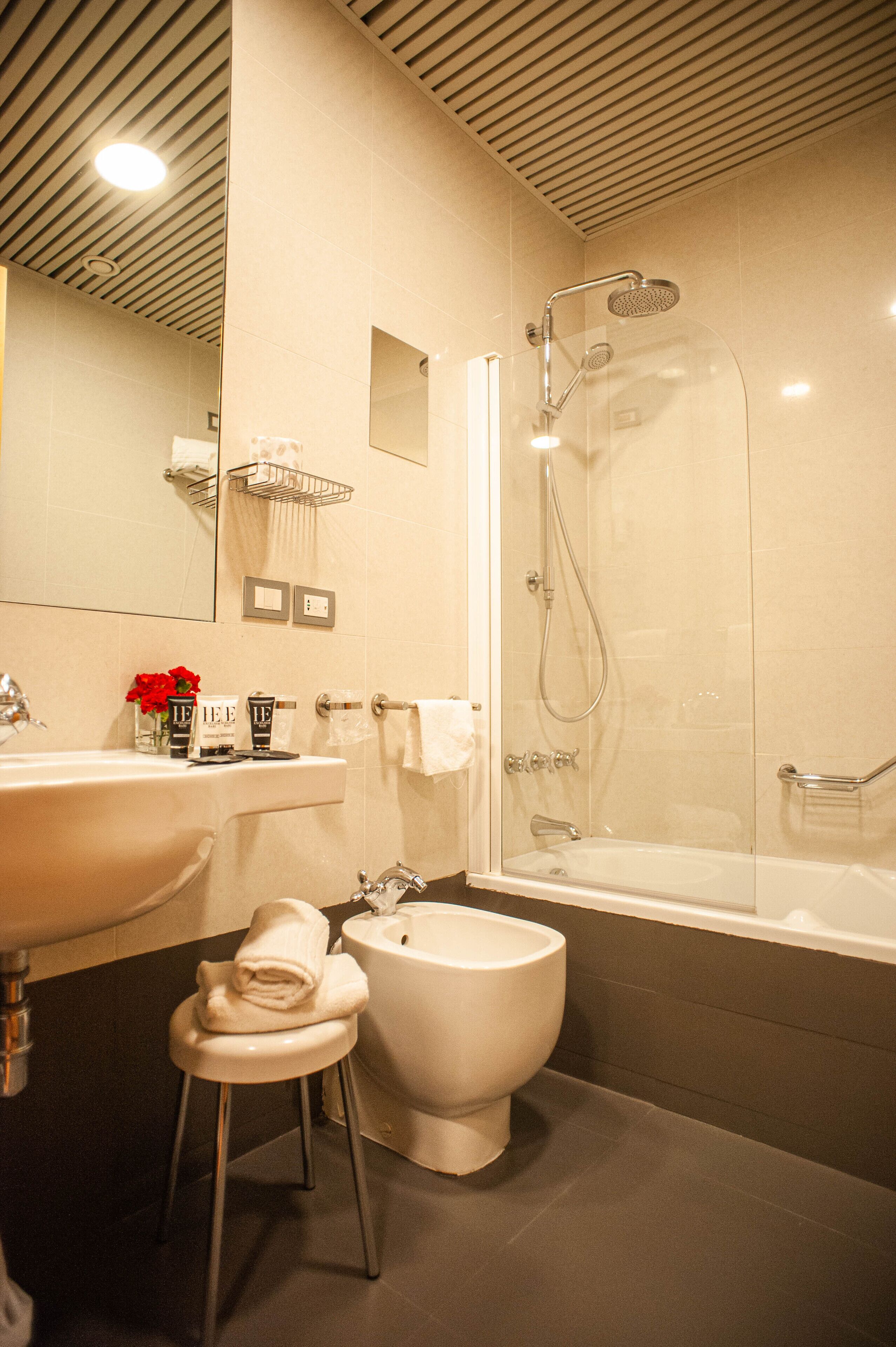 Un baño moderno con bañera, inodoro y lavamanos.