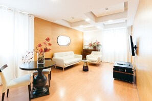 Junior Suite | Living area | Flat-screen TV - HOTEL EXCELSIOR BARI – BY FARACE HOTELS (Bari)