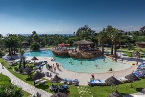 Piscine intérieure, 2 piscines extérieures, parasols, chaises longues