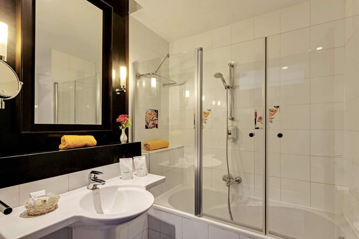 combined shower/bathtub, free toiletries, hair dryer, towels