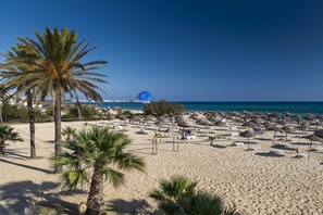Plage privée, sable blanc, chaise longue, parasol