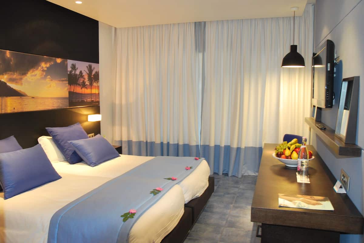 standard room | minibar, in-room safe, blackout curtains, iron/ironing board