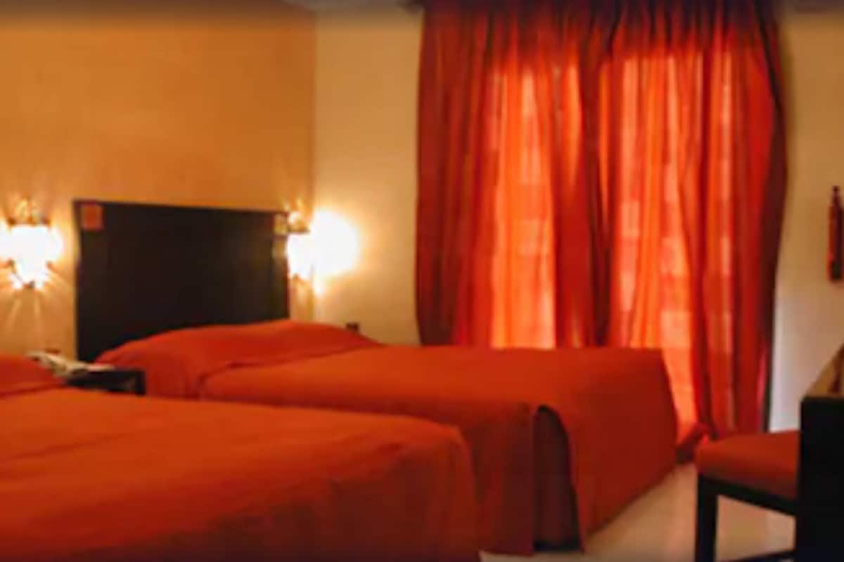 Vierpersoonskamer | Een kluis op de kamer, extra bedden, gratis wifi, beddengoed