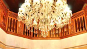 A grand lobby with a large chandelier, wooden paneling, and a reception desk. - Hotel Mont Gueliz (Marrakech)