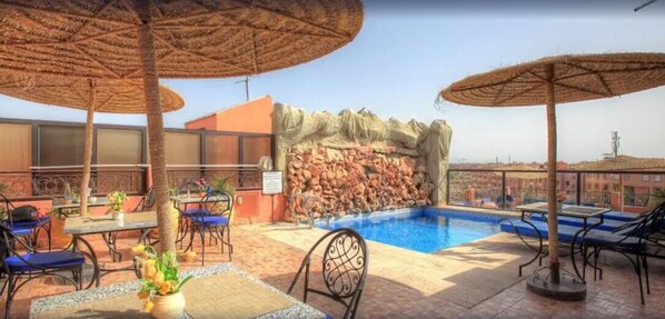 Alberca al aire libre y sombrillas en la alberca 