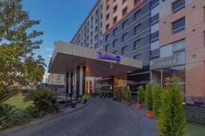 Un hotel Radisson Blu con restaurante Gourmet House.