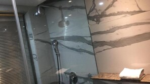 Dusche, kostenlose Toilettenartikel, Haartrockner, Handtücher