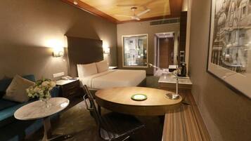 Executive Room, 1 King Bed, Non Smoking, City View | Minibar, in-room safe, desk, blackout curtains