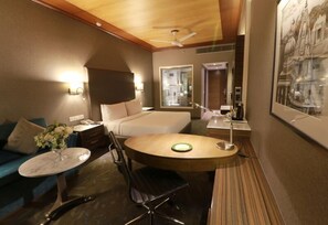 Habitación ejecutiva, 1 cama King size, para no fumadores, vista a la ciudad | Minibar, caja de seguridad en la habitación y escritorio