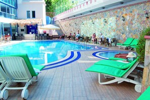 Hồ bơi ngoài trời, dù/ô trên bãi biển/hồ bơi, ghế dài tắm nắng 