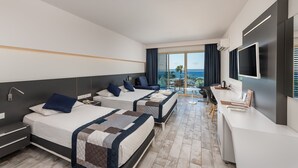 Een moderne hotelkamer met twee bedden, een bureau en een grote televisie.