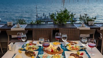 2 restauranter, der serverer morgenmad, frokost og aftensmad