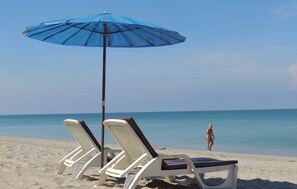Plage, chaises longues, parasols, serviettes de plage