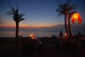 Breakfast, lunch, dinner served; Thai cuisine, beach views  - Lanta Seafront Resort (Ko Lanta)