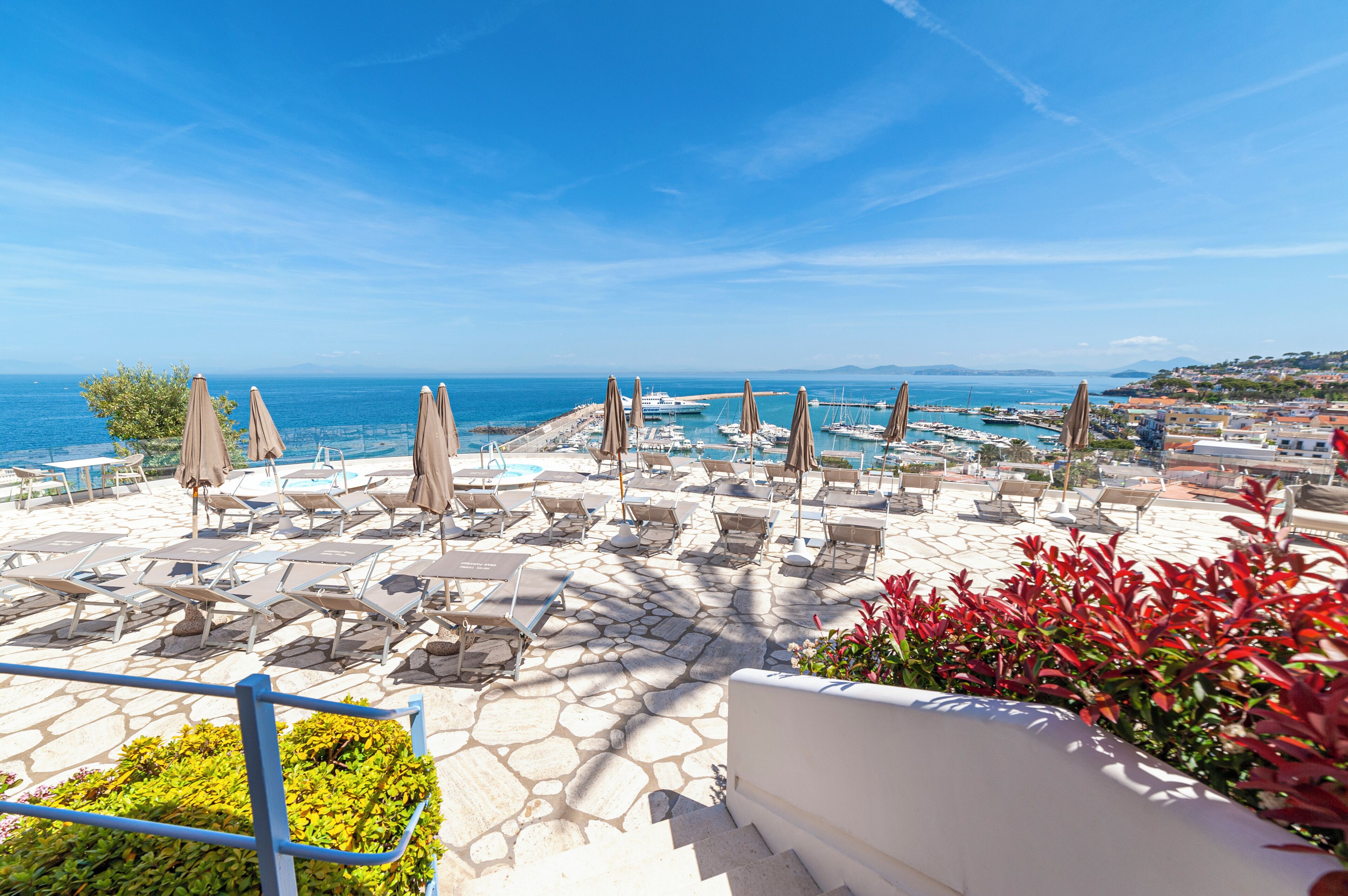 Innenpool, 3 Außenpools, Liegestühle