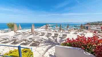 Innenpool, 3 Außenpools, Liegestühle