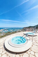 Una piscina techada, 3 piscinas al aire libre