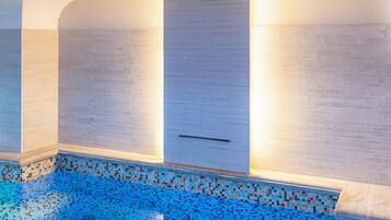 Piscine couverte, 3 piscines extérieures, chaises longues