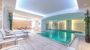 Una piscina techada, 3 piscinas al aire libre