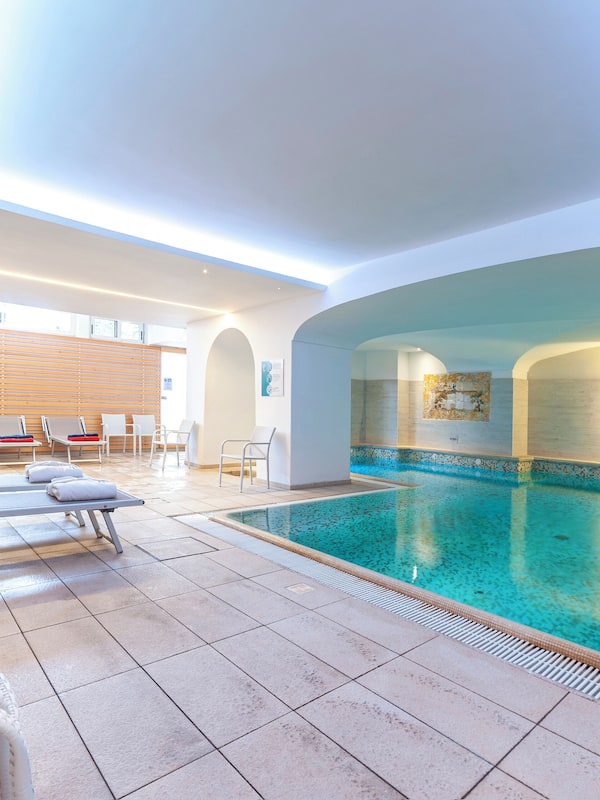 Indoor pool, 3 outdoor pools, pool loungers